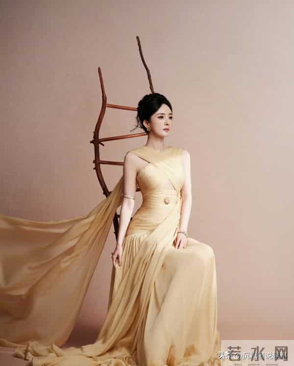 杨幂香槟金礼裙出镜,冷艳气质藏不住了