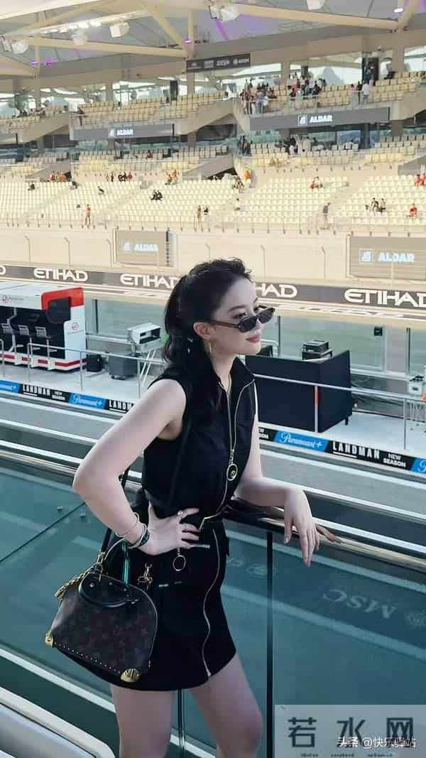 刘亦菲现身阿布扎比观看F1 高马尾短裙造型又美又飒 这状态无敌了