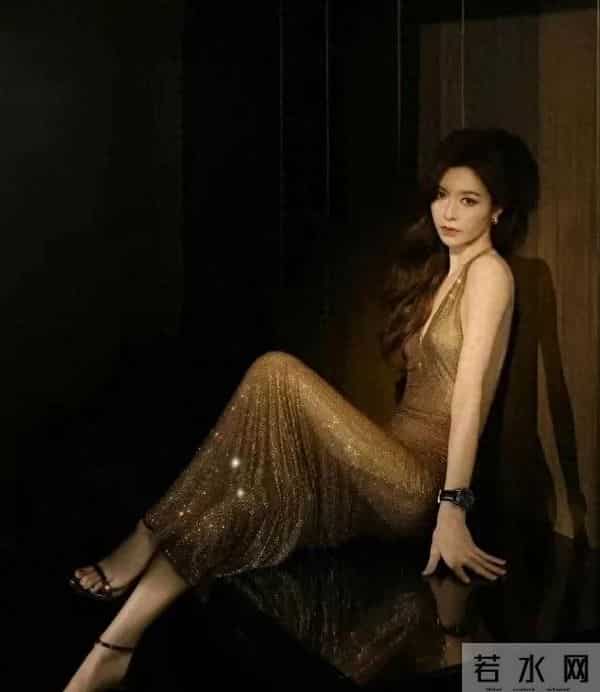 文咏珊的“希腊脚”,美脚,白到发光的腿