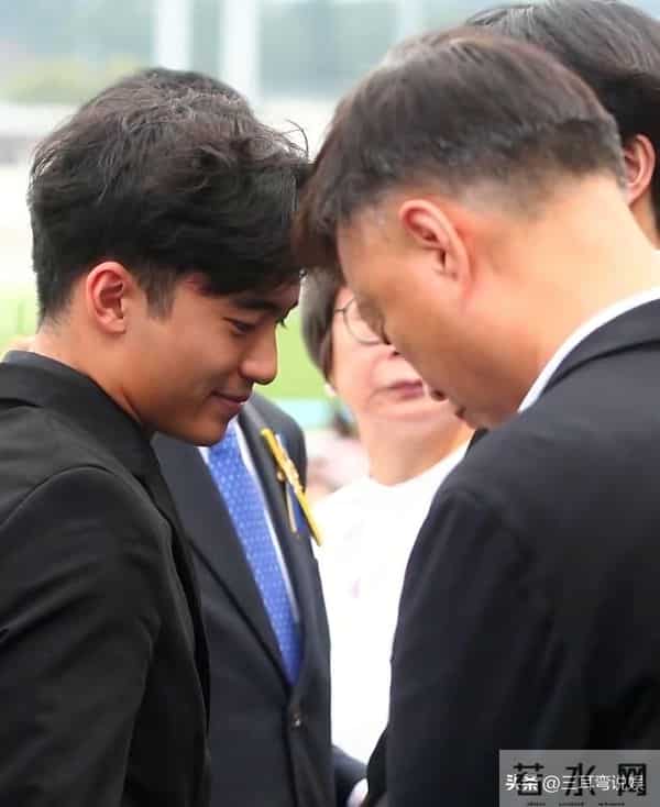 谢霆锋大儿子现身香港马场看比赛,18岁谢振轩穿黑色西装帅气十足