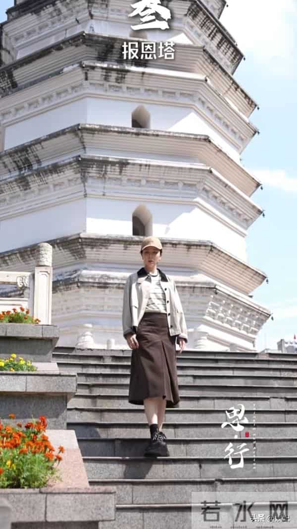 39岁李思思晒游玩穿搭：刺绣背心+半身裙，优雅从容，嫩得像28岁