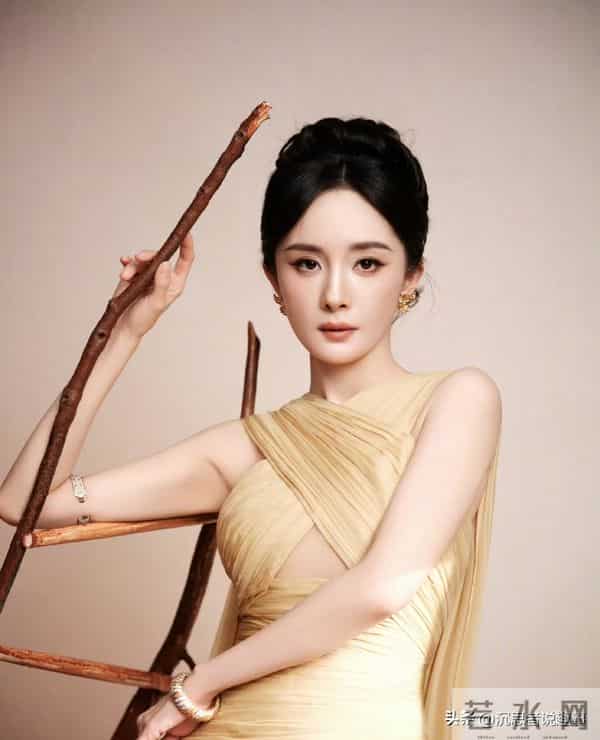 杨幂香槟金礼裙出镜,冷艳气质藏不住了