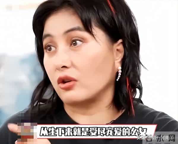 何超琼海口开幕偶遇,生图眼袋凸出显疲惫,灰毛衣小短裙超接地气