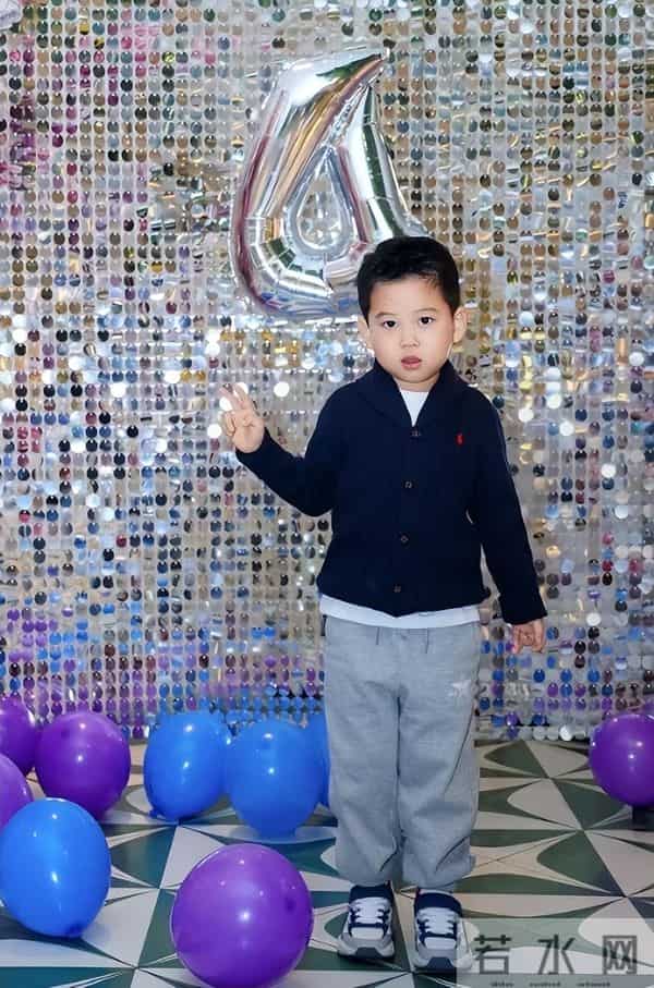 李小萌夫妇为小儿子庆祝4岁生日，模样像极了王雷，大儿子像妈妈