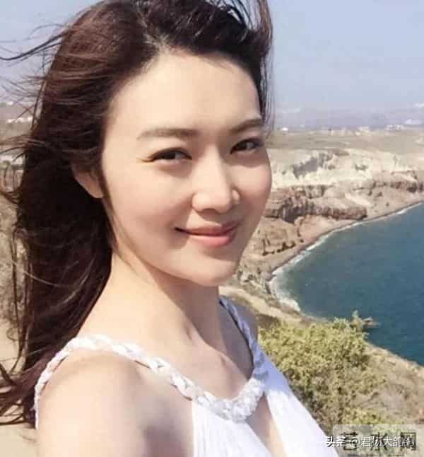 离开黄有龙后，她转身嫁给富豪，四年连生三娃，43岁深陷抑郁症