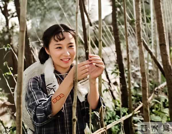 奚美娟主演的《闪光的心灵》那时的她还有着婴儿肥 扎着小马刷 纯朴