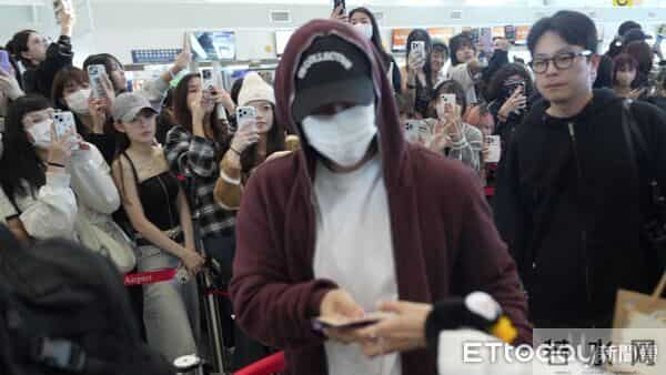 直击/IU机场淡妆超仙现身!360度转圈给粉丝拍 暖心对眼打招呼