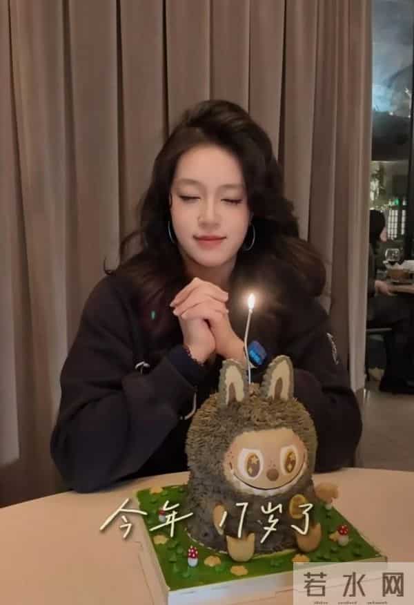 43岁于明加给女儿庆生，女儿比妈还美，嫁高管老公生俩女被宠成宝