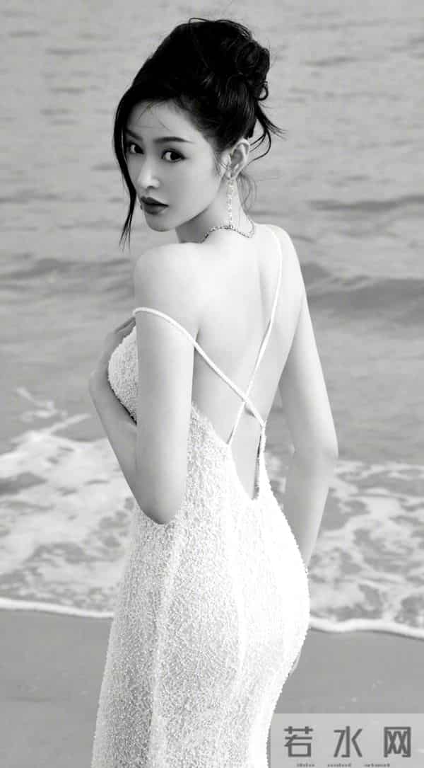 张天爱紧身衣路透鲨疯了！线条紧致如雕刻