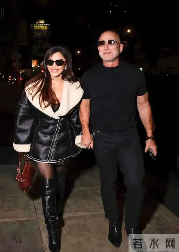 审美太顶！桑姐大皮袄搭配黑丝状态好到爆，牵手白须贝佐斯真恩爱