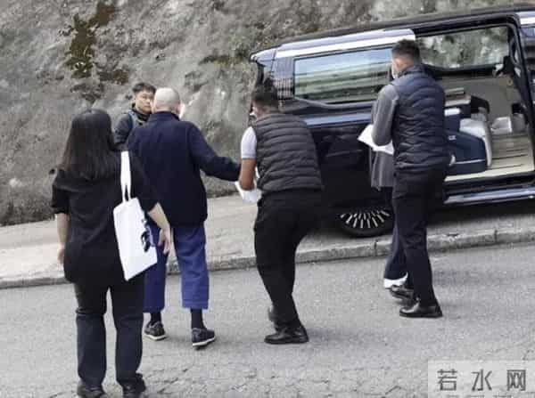 香港知名富商肾移植后身体欠佳，日常轮椅代步，有洁癖随身带毛巾