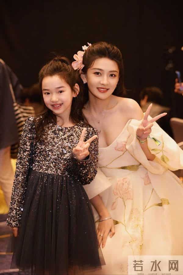 尖叫之夜众星云集,小酒窝却成最大赢家,晒17张明星合影出尽风头