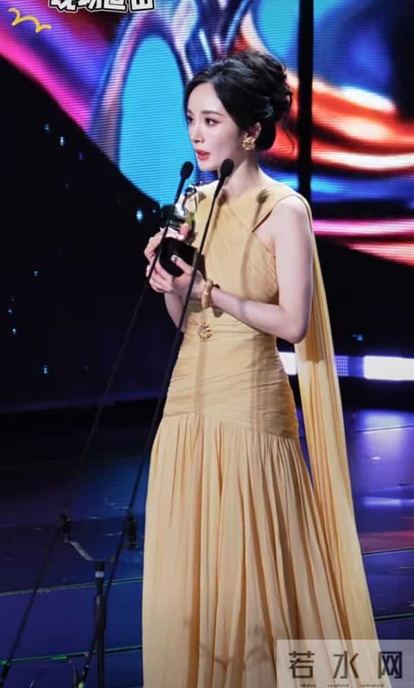 杨幂一袭暖黄长裙登爱奇艺尖叫之夜，领奖造型美到犯规