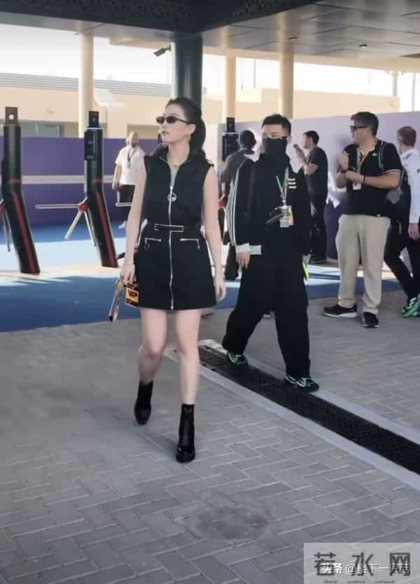 刘亦菲扎高马尾 穿LV无袖连衣短裙看F1 皮肤白得发光 美得肆意又张扬