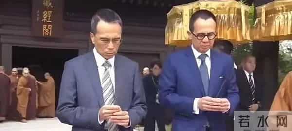 61岁李泽钜最新露面！头发花白比弟弟苍老太多，老婆和子女状态好