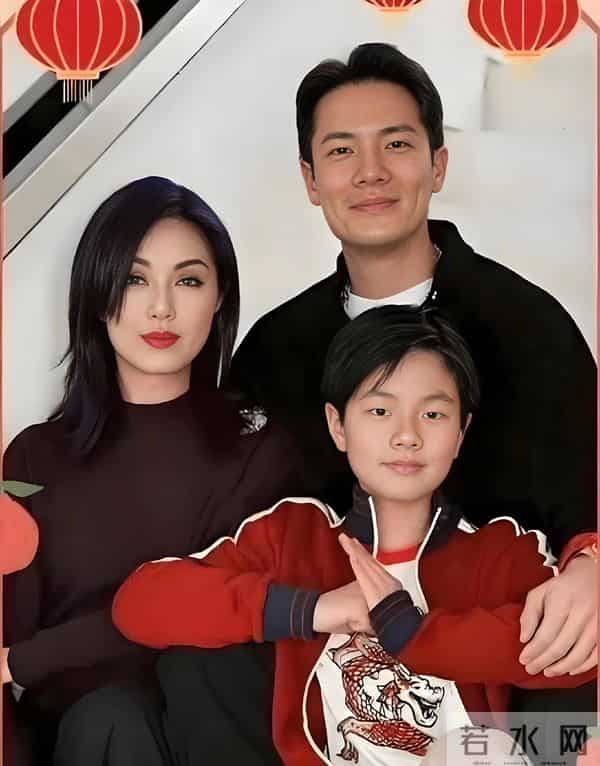 “杨千嬅13岁儿子惊艳亮相！身高突破170，眉眼鼻脸型全随爸！