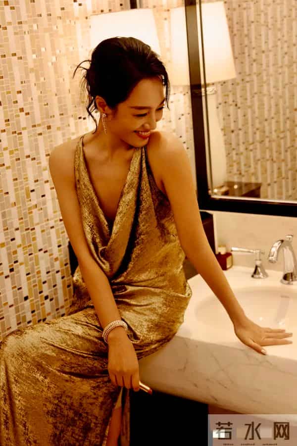 朱丹穿衣越来越开放了, 一袭金色露背长裙性感妩媚, 笑容明媚好迷人