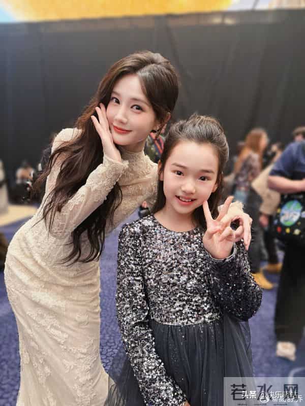 好羡慕！董璇女儿小酒窝一口气晒17张合影，数位明星主动贴脸合照