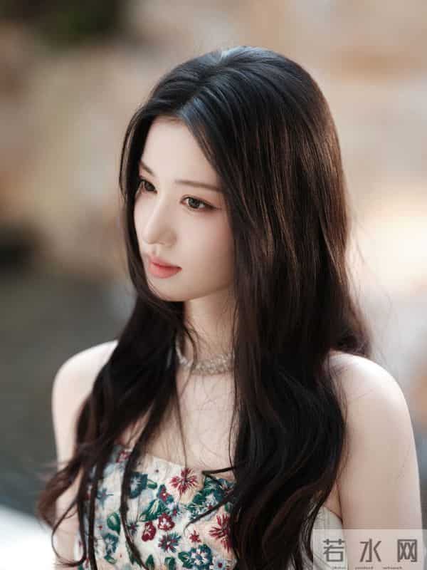 你们看王楚然这个回眸,太美了