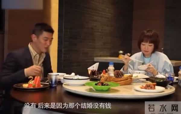 45岁霍思燕现身机场，貂皮配皮靴子老土显矮，杜江打扮的像个大爷