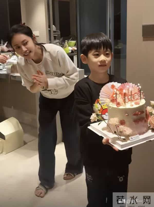 秋瓷炫豪宅为婆婆庆生 于晓光妈妈71岁很年轻 大平层装几十人也不挤