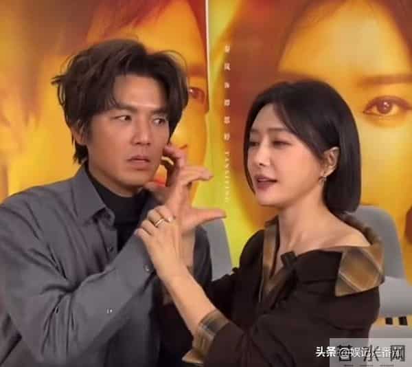 秦岚剧宣直接上手,又撅屁股又比心,钟汉良尴尬的表情挂不住