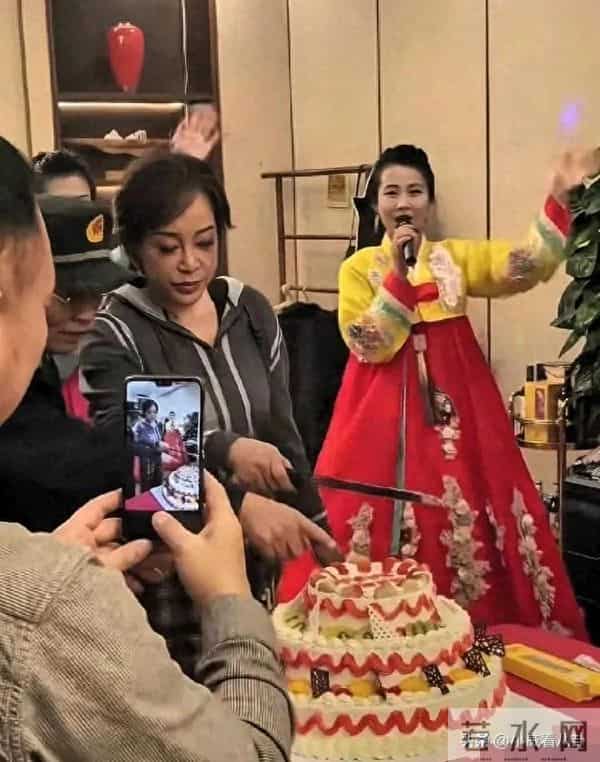 刘晓庆过75岁的生日画面曝光 打扮好朴素，脸色憔悴