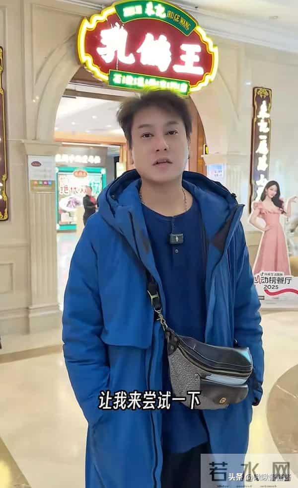 朱孝天现身机场，冲网友黑脸翻白眼，他一手扯烂了偶像圈的遮羞布