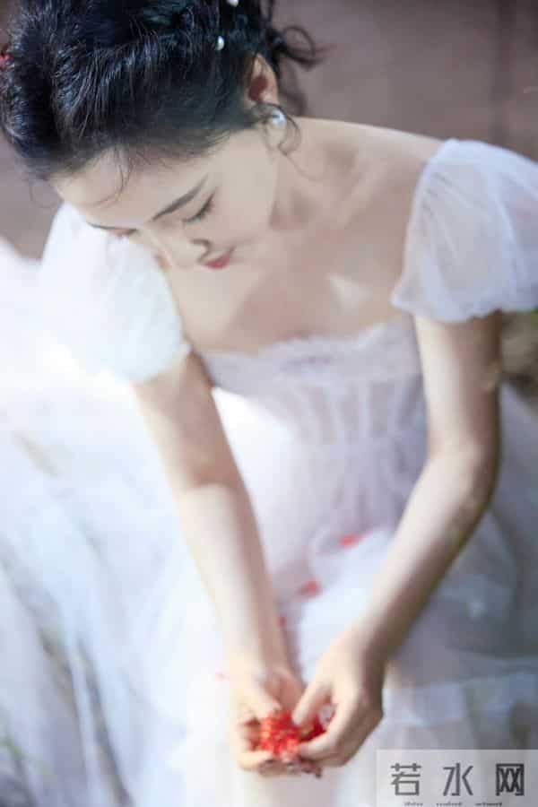 吴倩一组海边写真大片 穿白色蕾丝透视裙好清纯