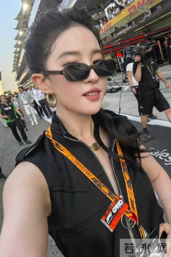 刘亦菲现身阿布扎比观看比赛,扎高马尾戴墨镜又飒又美气场好强大