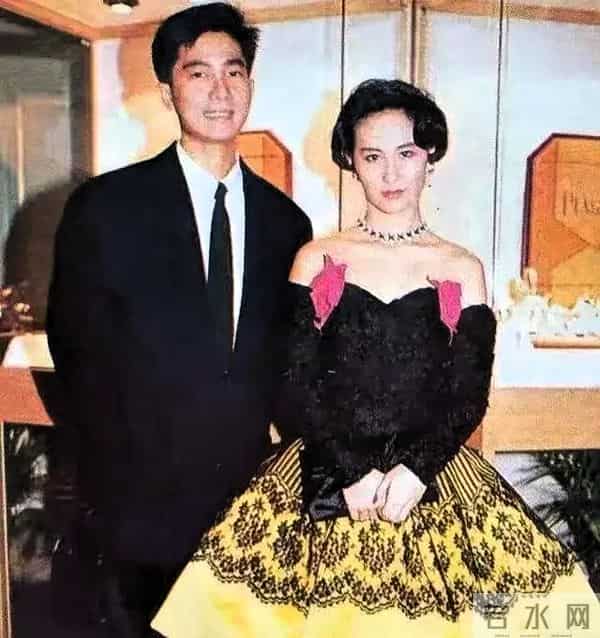 王晶捅破32年谎言！陈百强早逝真因曝光，何超琼背了这么久的锅？