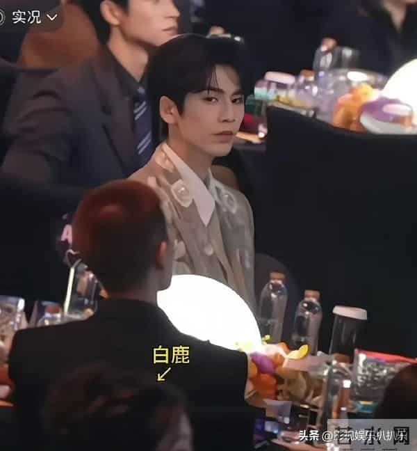 张凌赫偷瞄白鹿,尖叫女神花落杨幂。引起广大网友热议