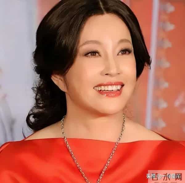 75岁"风流妖精"刘晓庆，意外摔倒后走不动路，担心的事还是发生了