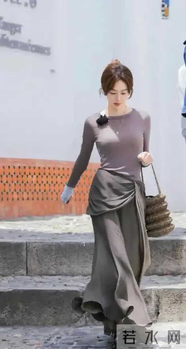 看39岁姜妍的穿搭，我发现：修身衣+西装阔腿裤，简约又高级！