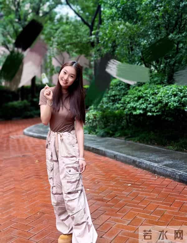 17岁爱马晒与姥姥合影，和妈妈同脸、爸爸同笑，这基因也太强了！