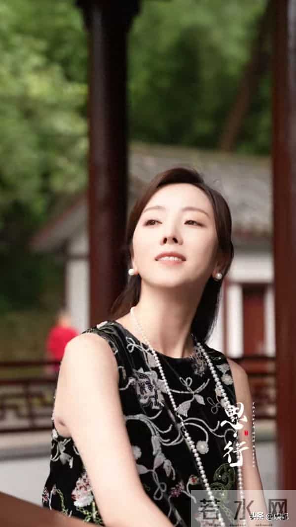 39岁李思思晒游玩穿搭：刺绣背心+半身裙，优雅从容，嫩得像28岁