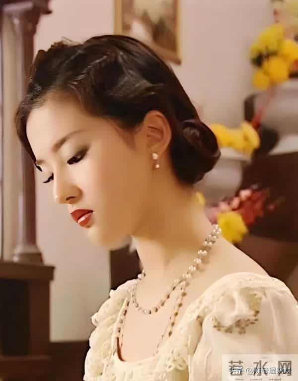 红毯秒变菜市场!穿秋裤摔跤,瘦成竹杆儿,还有人成“背锅侠”