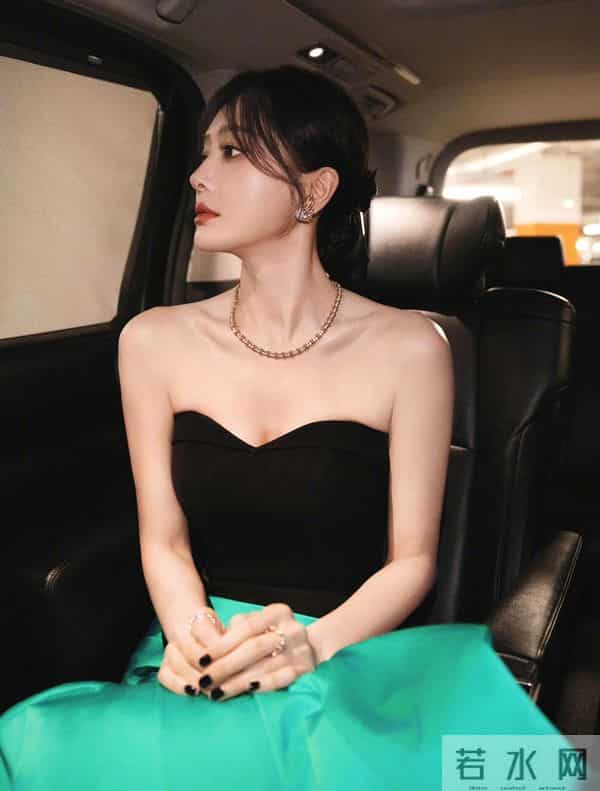 秦岚性感抹胸礼服,姿势太妖娆了