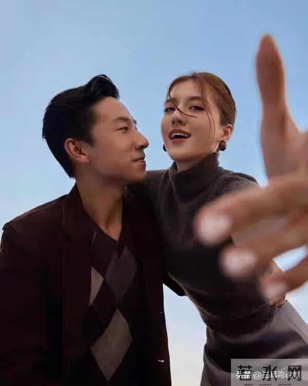 吴千语老公坐经济舱遭网友质疑，施伯雄礼貌淡定回应，价值观获赞