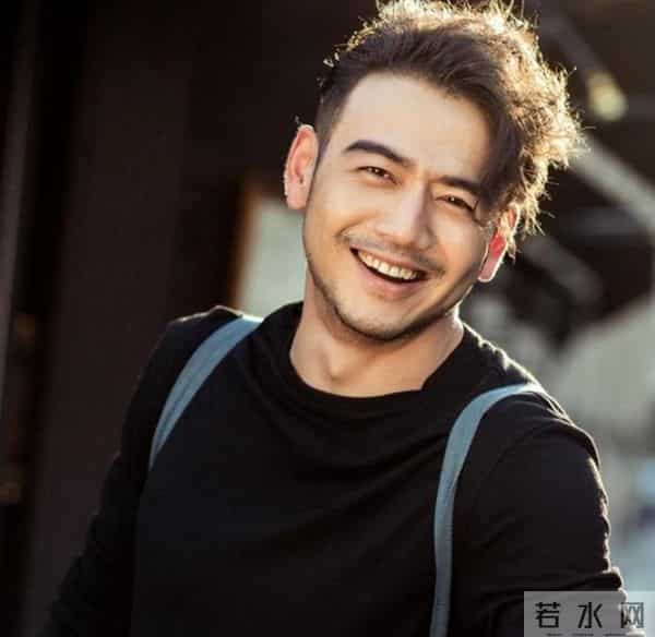 有娴熟的演技 还有俊朗的外表 杨烁有着与其年龄不符的淡然与稳重