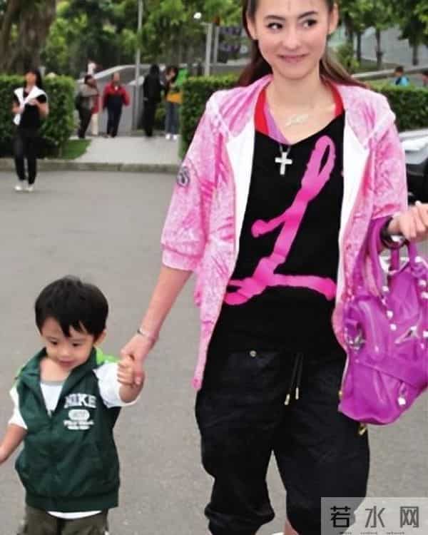 偷鸡不成蚀把米,本想“毁掉”张柏芝,不料自己先被扒了个底朝天