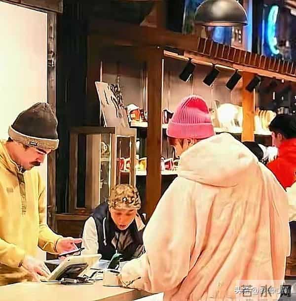 带娃就诊遭抓拍,黄一鸣女儿名字流出,网友:王思聪亏大了