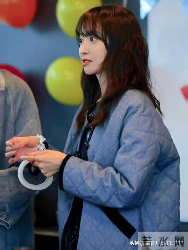 秋冬宋茜“酷飒松弛感+轻奢细节”万能穿搭｜皮革外套+豹纹裤