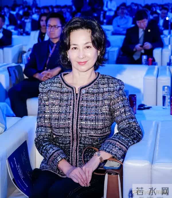 何超琼海口开幕偶遇,生图眼袋凸出显疲惫,灰毛衣小短裙超接地气