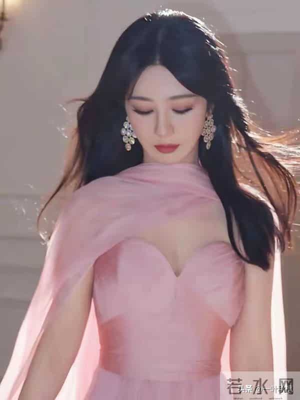 杨紫,粉色抹胸裙写真,太美了