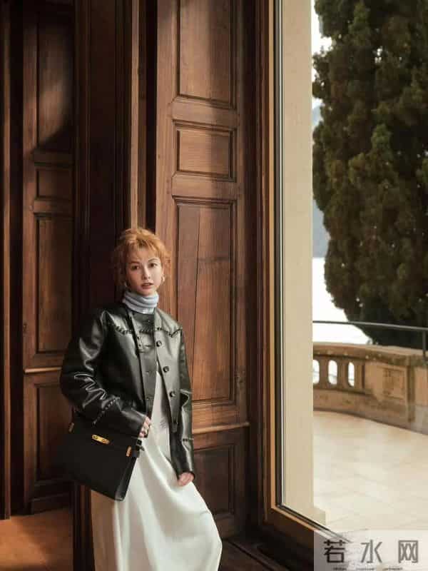 吴昕会穿是数一数二的！黑色皮衣高领衫小白裙，时髦洋气又高级！