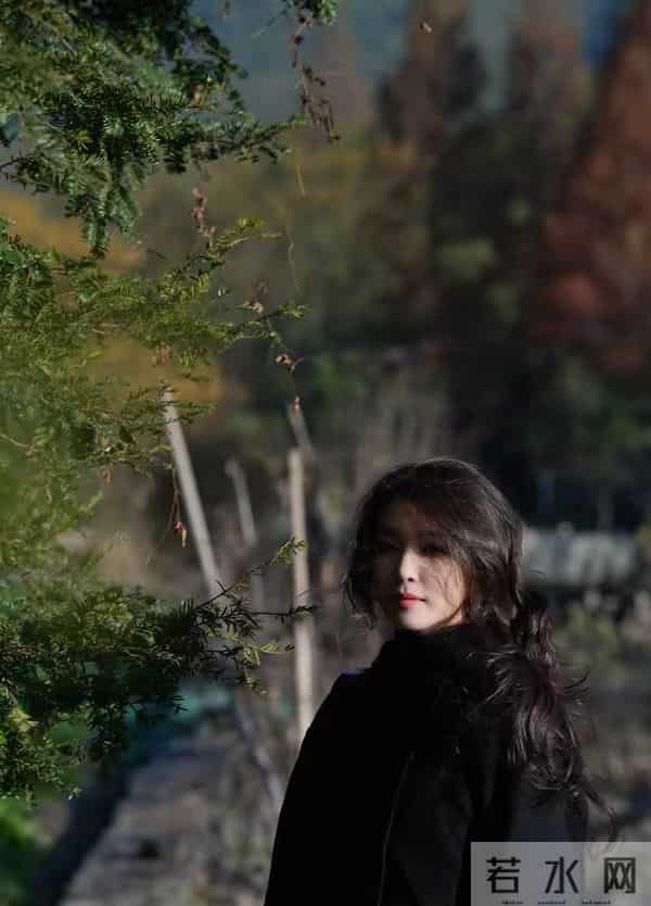 李云霄分享最新美照，简约穿搭配微卷发，美得那么耀眼