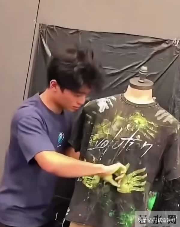 谢霆锋大儿子现身香港马场看比赛,18岁谢振轩穿黑色西装帅气十足