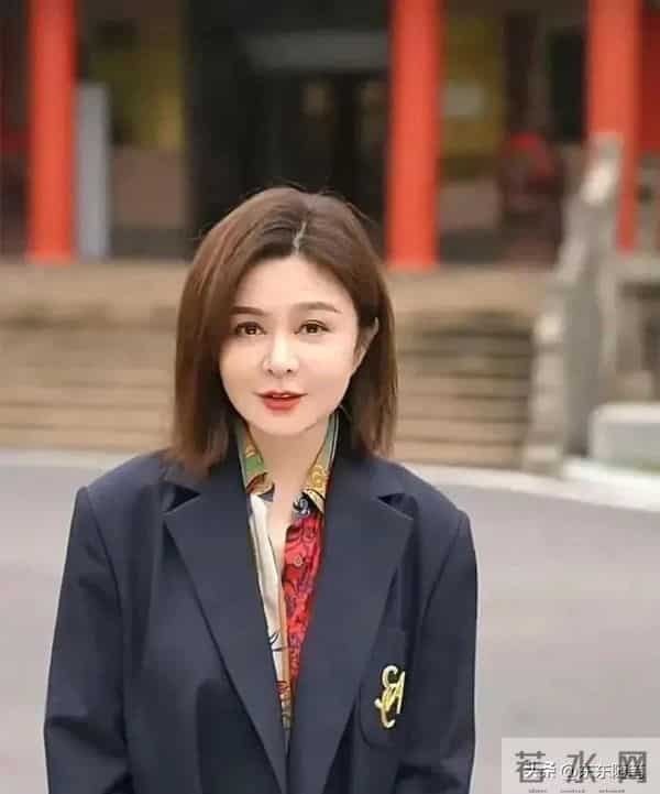 63岁关之琳街头被偶遇！170身高碾压全场，脱口罩贴脸合影太宠粉