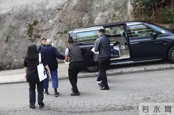 74岁刘銮雄罕露面！步履蹒跚有洁癖，年老后变慈祥，对甘比很依赖